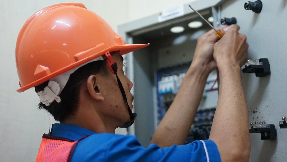 Elektrical technician maintenance electrical equipment